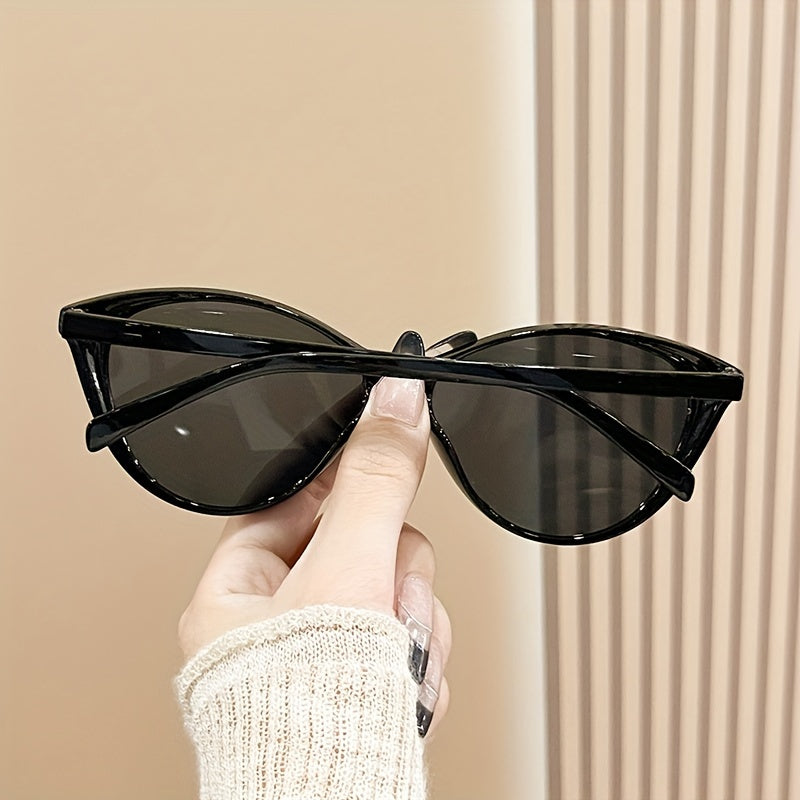 Chic Cat Eye Fashion Glasses for Women - Retro Fashion, Anti-Glare Lens